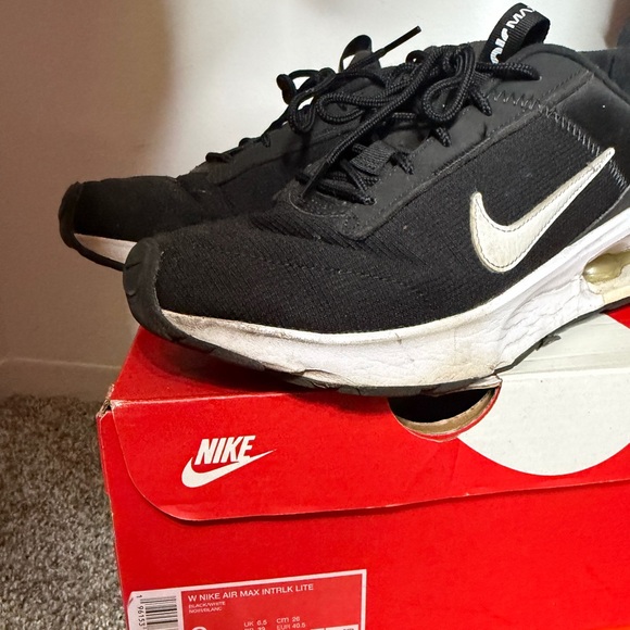 Nike Air Max INTRLK Black and White Sneakers Size 9 (used) - Picture 3 of 9